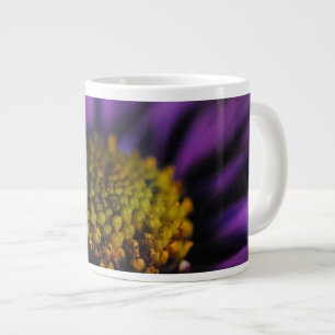 L'intérieur d'une tasse à café géante fleur violet