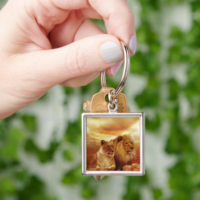 Lion couple in the safari keychain (Hand)