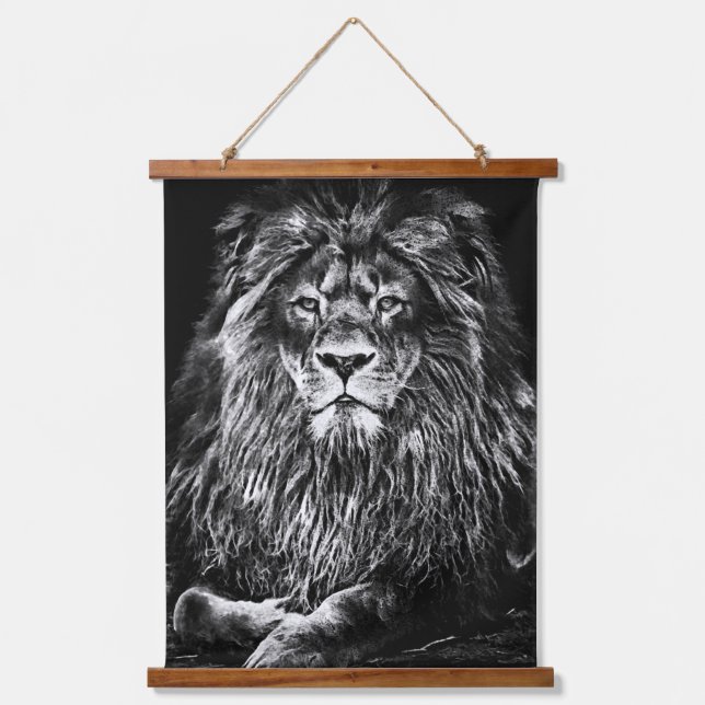 Lion gris majestueux accroché à la tapisserie (Recto)