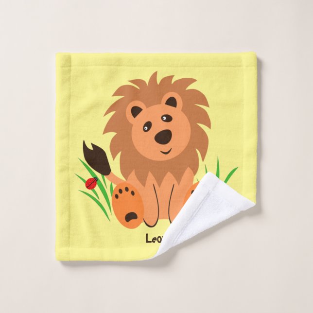 Lion mignon dans l'herbe avec coccinelle, coutume (Gant de toilette)