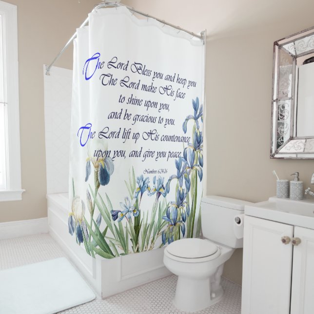 L'iris bleu fleurit bénissant le rideau en douche (En situation)