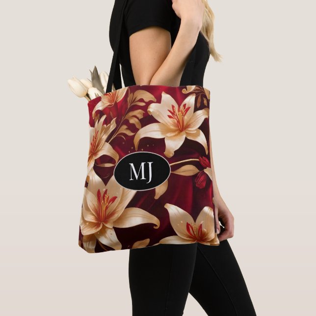 Lit rose or Monogramme sur Sac fourre-tout de soie (De près)