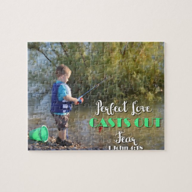 Little Boy pêchant moulant le puzzle de crainte (Horizontal)