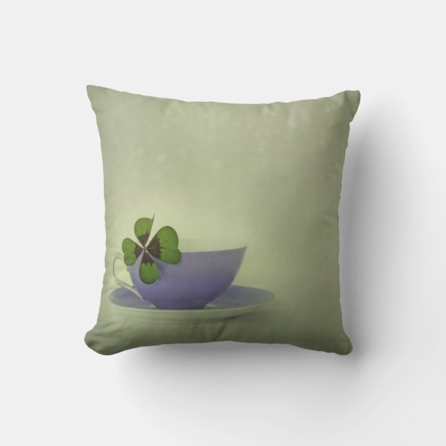 little luck throw pillow (Four leaf clover) (Front)