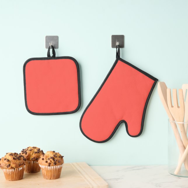 Living Coral Solid Colour Oven Mitt & Pot Holder Set (Insitu(Hanging))