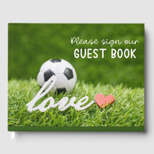 Livre D'or Balle de football sur de l'herbe verte