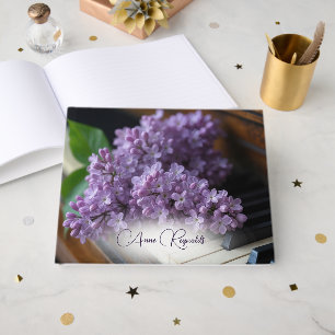 Livre D'or Lilas sur de vieilles touches de piano