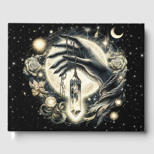 Livre D'or Main tenant un cristal sous la lumière de la lune