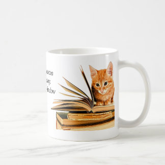 Livres et tasse de chaton