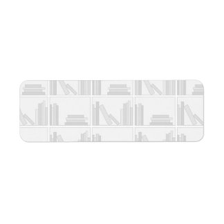 Livres gris pâle sur étagère.