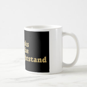 Livres sur la tasse de Nightstand