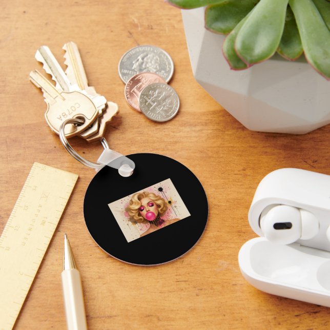 Llavero Pop Art Glam – Mujer Rubia con Chicle Keychain (Desk)