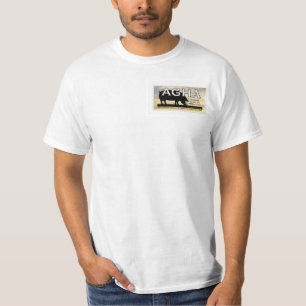 Logo d'AGHA sur le T-shirt des hommes