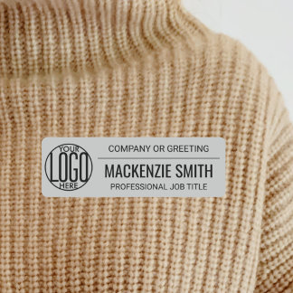 Logo d'entreprise gris imprimé sur un badge employ