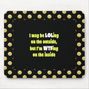 LOLing sur le tapis extérieur de souris