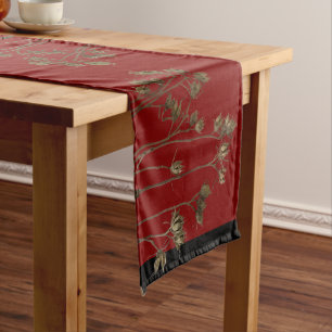Long Gousses de graines sur un chemin de table