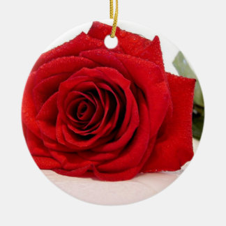 Long ornement de rose rouge de tige