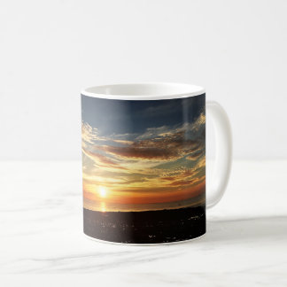 Longue tasse de café de lever de soleil de plage