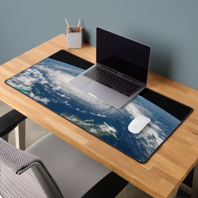 L'Ouragan Dorian Au-Dessus De L'Océan Atlantique. (Bureau 2)