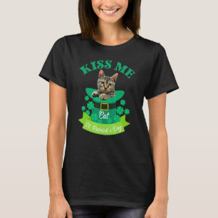 Lucky Cat St Patrick's Day Kiss Me I'm Pugrish T-Shirt