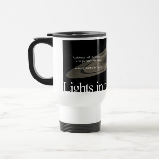 Lumières dans la tasse foncée de voyage