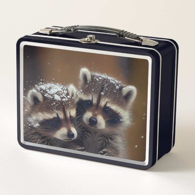 Lunch Box Bébé Raccoons se blottit dans la neige tombante (Devant)