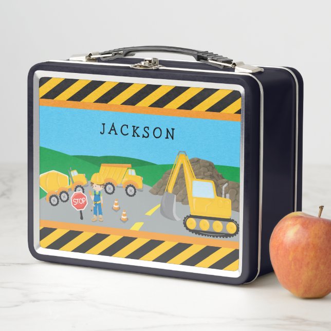 Lunch Box Cute Little Boy Construction Véhicule Monogramme (En situation)