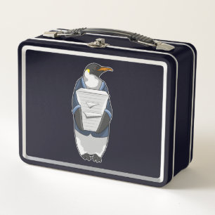 Lunch Box Penguin comme secrétaire avec pile de papier