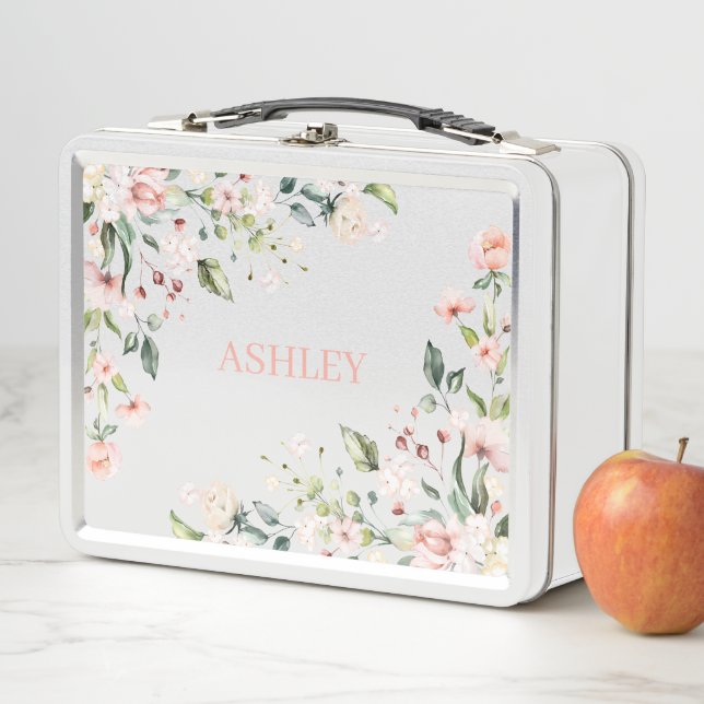 Lunch Box Pink Floral Monogram Aquarelle Nom personnalisé (En situation)