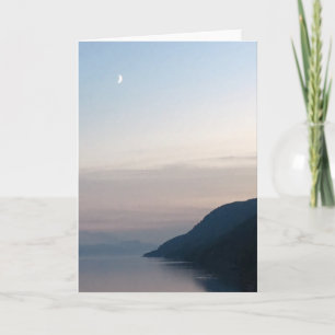 Lune au-dessus de carte de voeux de Loch Ness