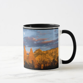 Lune au-dessus de tasse de cadeau de Sedona