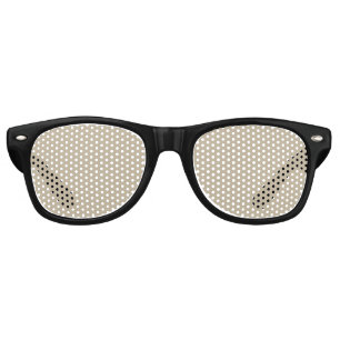 Lunettes De Fête Retro un homme en costume et cravate debout devant un mu