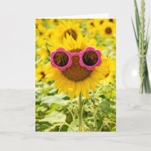 Lunettes de soleil sur carte d'anniversaire tourne