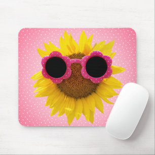 Lunettes de soleil sur tapis de souris tournesol