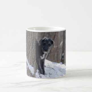 Lurcher derrière un arbre - tasse