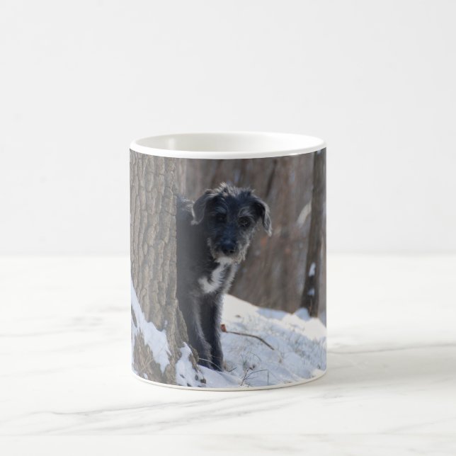 Lurcher derrière un arbre - tasse (Centre)
