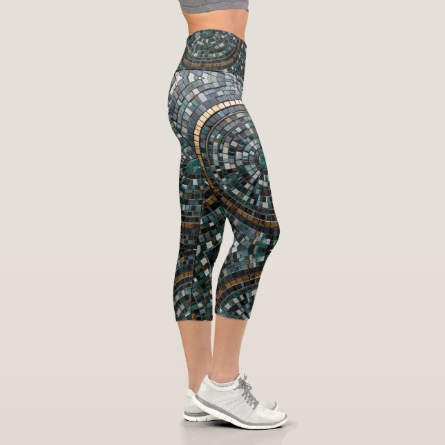 Luxurious Circular Mosaic Wall Macro Capri Leggings (Right)