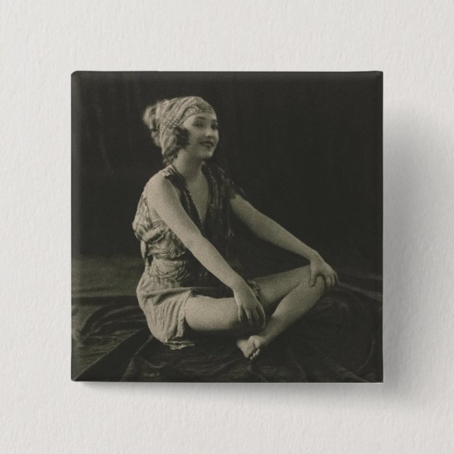 Macaron Carré 5 Cm Aimez une pauvre femme de ménage assise Jambes cro (Devant)