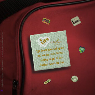 Macaron Carré 5 Cm Bouton Sage Life par la poète Adiela Akoo