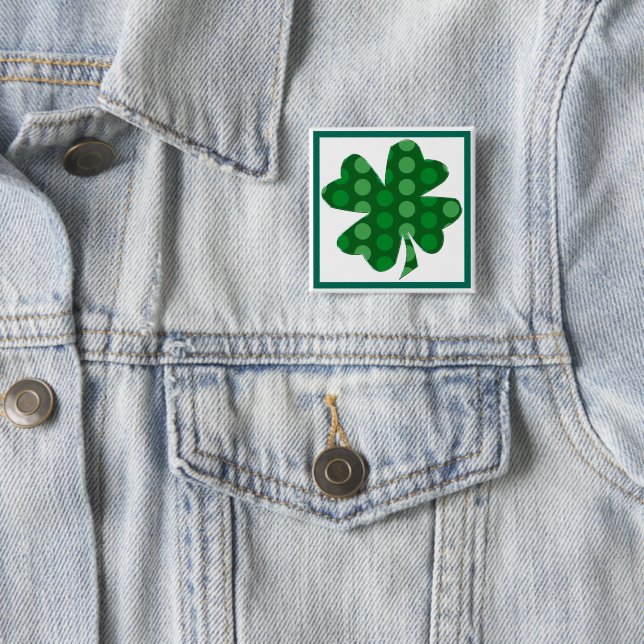 Macaron Carré 5 Cm Bouton Shamrock de point Polka vert (En situation)