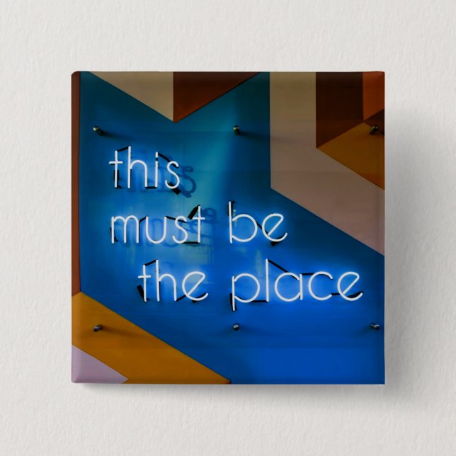 Macaron Carré 5 Cm Ce doit être l'endroit NEON Sign Funny (Devant)