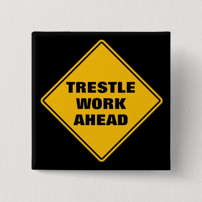 Macaron Carré 5 Cm Chevalet jaune marche devant le panneau routier cl (Devant)