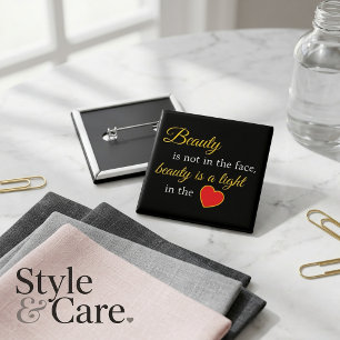 Macaron Carré 5 Cm Chic & Empowering – Épingle de citation de beauté