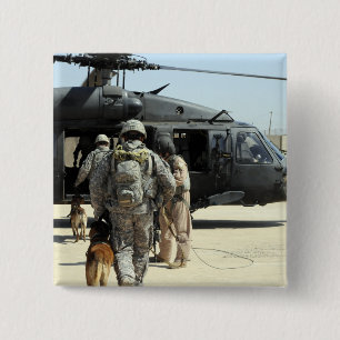 Macaron Carré 5 Cm Des maîtres-chiens militaires embarquent un hélico