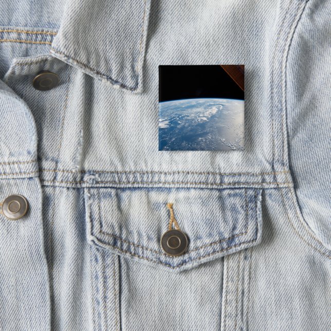 Macaron Carré 5 Cm Des Poutres De Soleil Au Bord Des Eaux De L'Océan  (En situation)