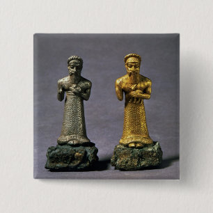Macaron Carré 5 Cm Deux statuettes des hommes portant des offres des