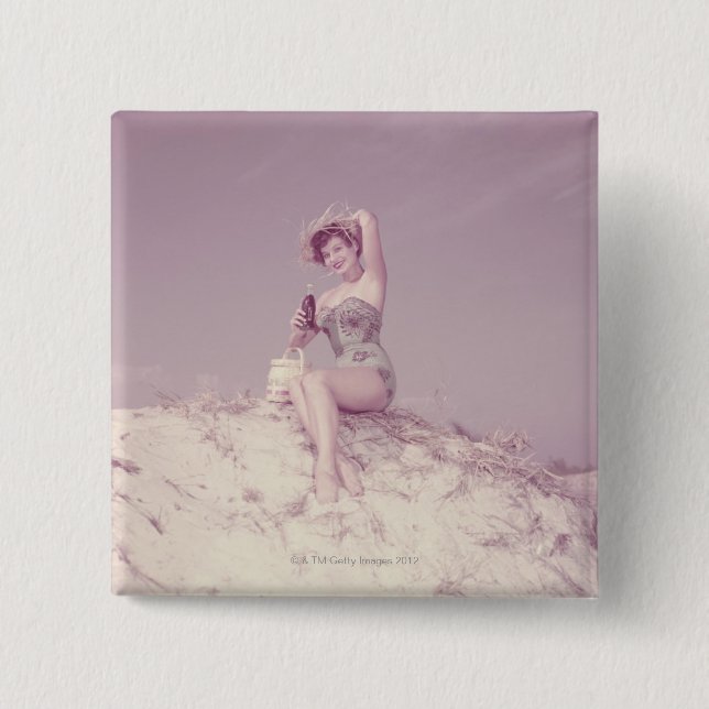 Macaron Carré 5 Cm Femme détendant sur la plage (Devant)
