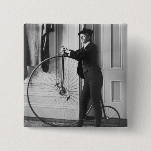 Macaron Carré 5 Cm Femme habillée en homme avec une bicyclette (Devant)