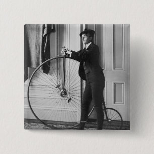 Macaron Carré 5 Cm Femme habillée en homme avec une bicyclette