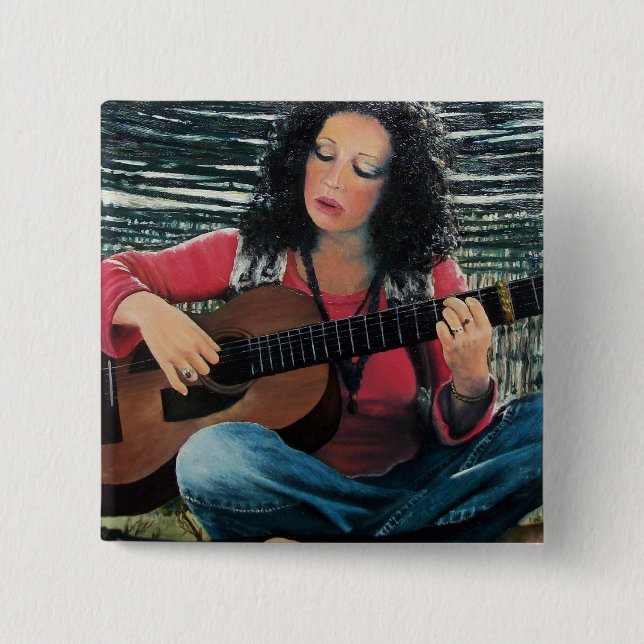 Macaron Carré 5 Cm Femme Jouant De La Musique Avec Guitare Acoustique (Devant)